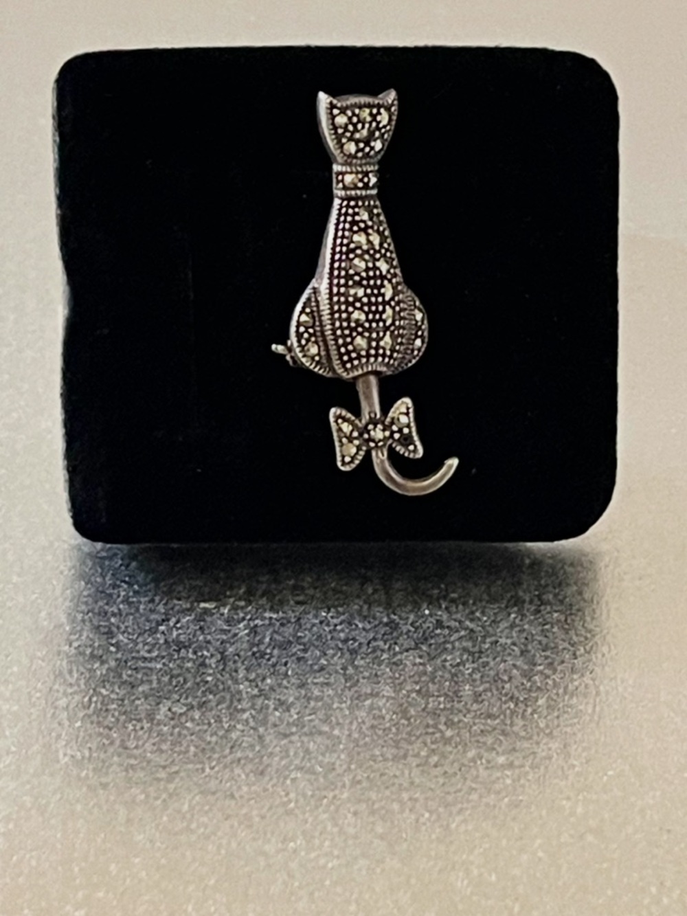 Vintage Silver Marcasite Sitting Cat Brooch/Pin
With Movable Tail